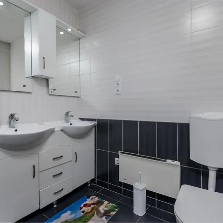 Fireworks Rakoczi - Free Parking - 3 Bedrooms - 2 Bathrooms Apartment *