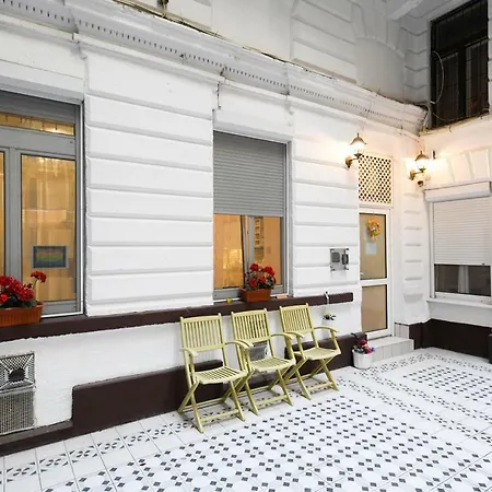 Fireworks Rakoczi - Free Parking - 3 Bedrooms - 2 Bathrooms *