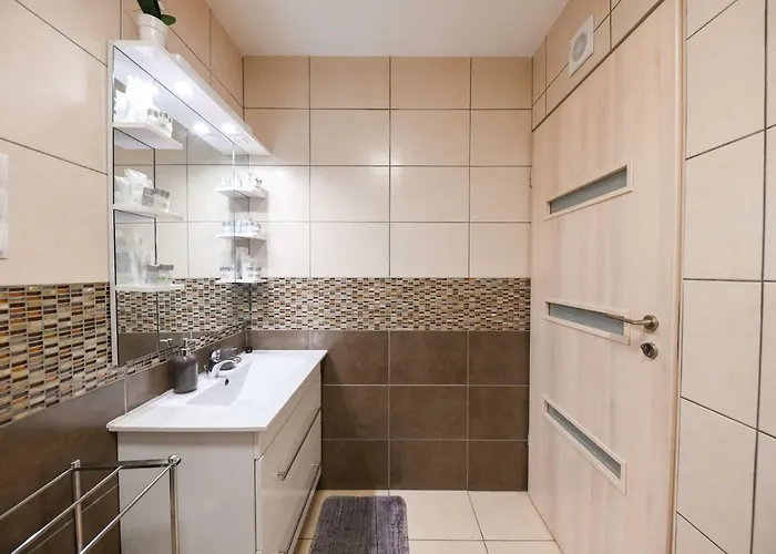 Fireworks Rakoczi - Free Parking - 3 Bedrooms - 2 Bathrooms *